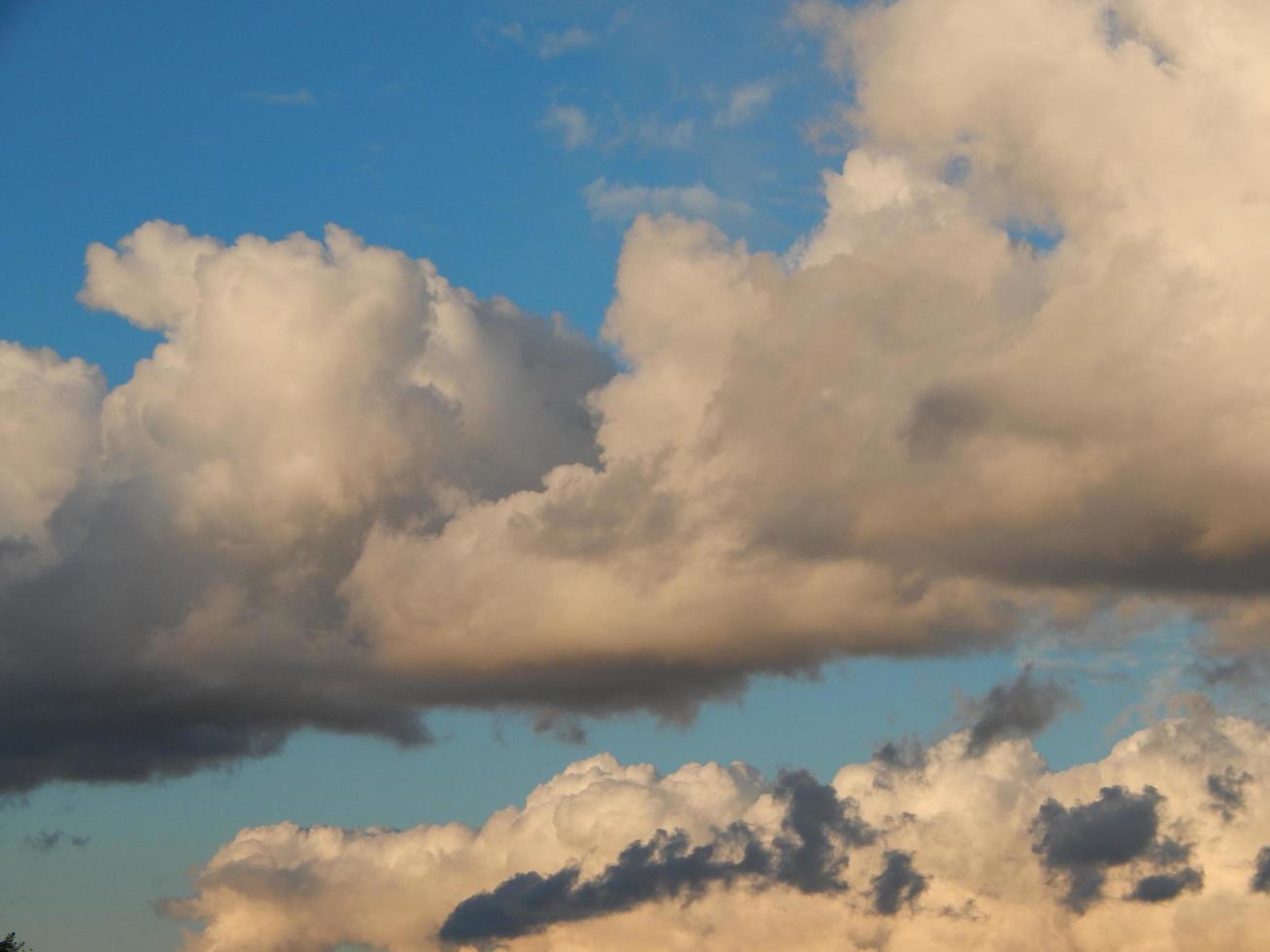 nuvole di tempesta galleggiano sulla città foto