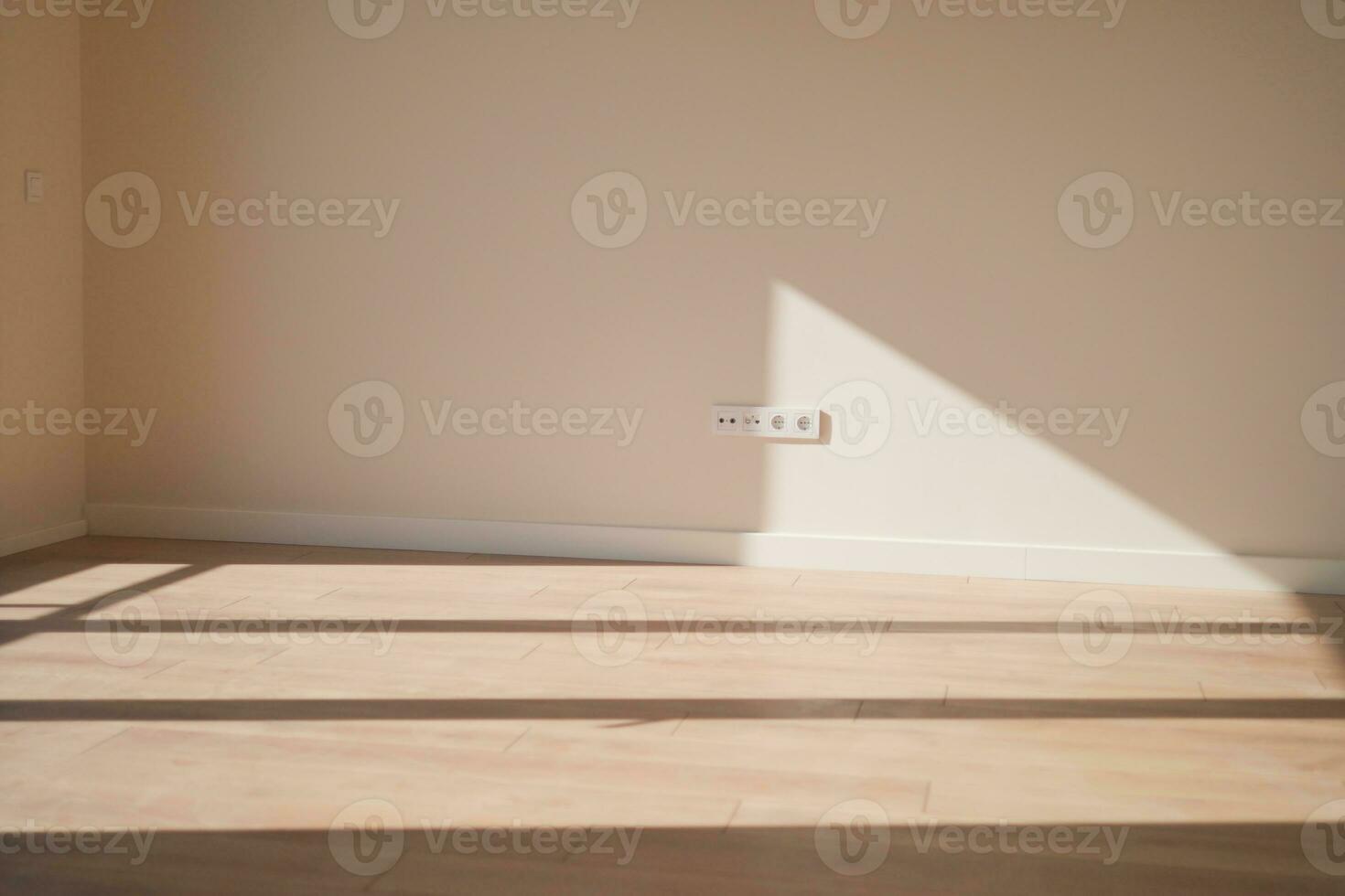 semplice sfondo con vuoto di spessore di legno e vuoto bianca parete. foto