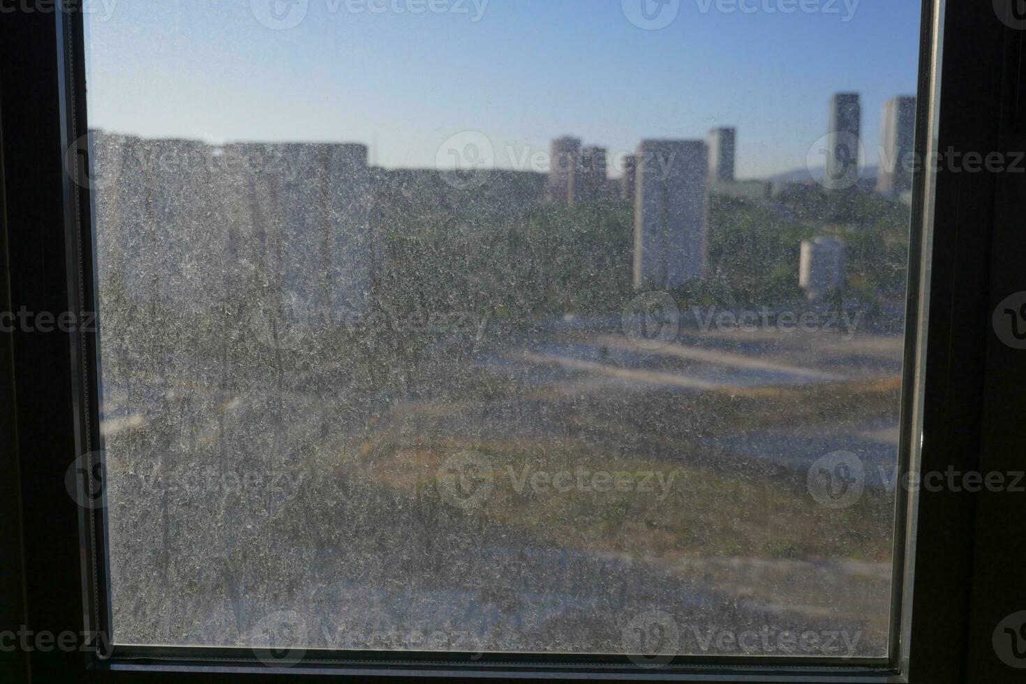 polveroso su il bicchiere di finestra struttura, sporco sfondo. foto