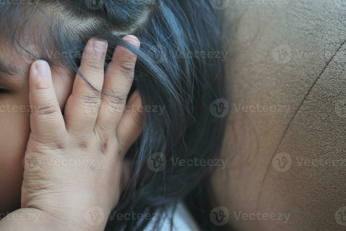 bambino avendo orecchio dolore toccante il suo doloroso orecchio , foto