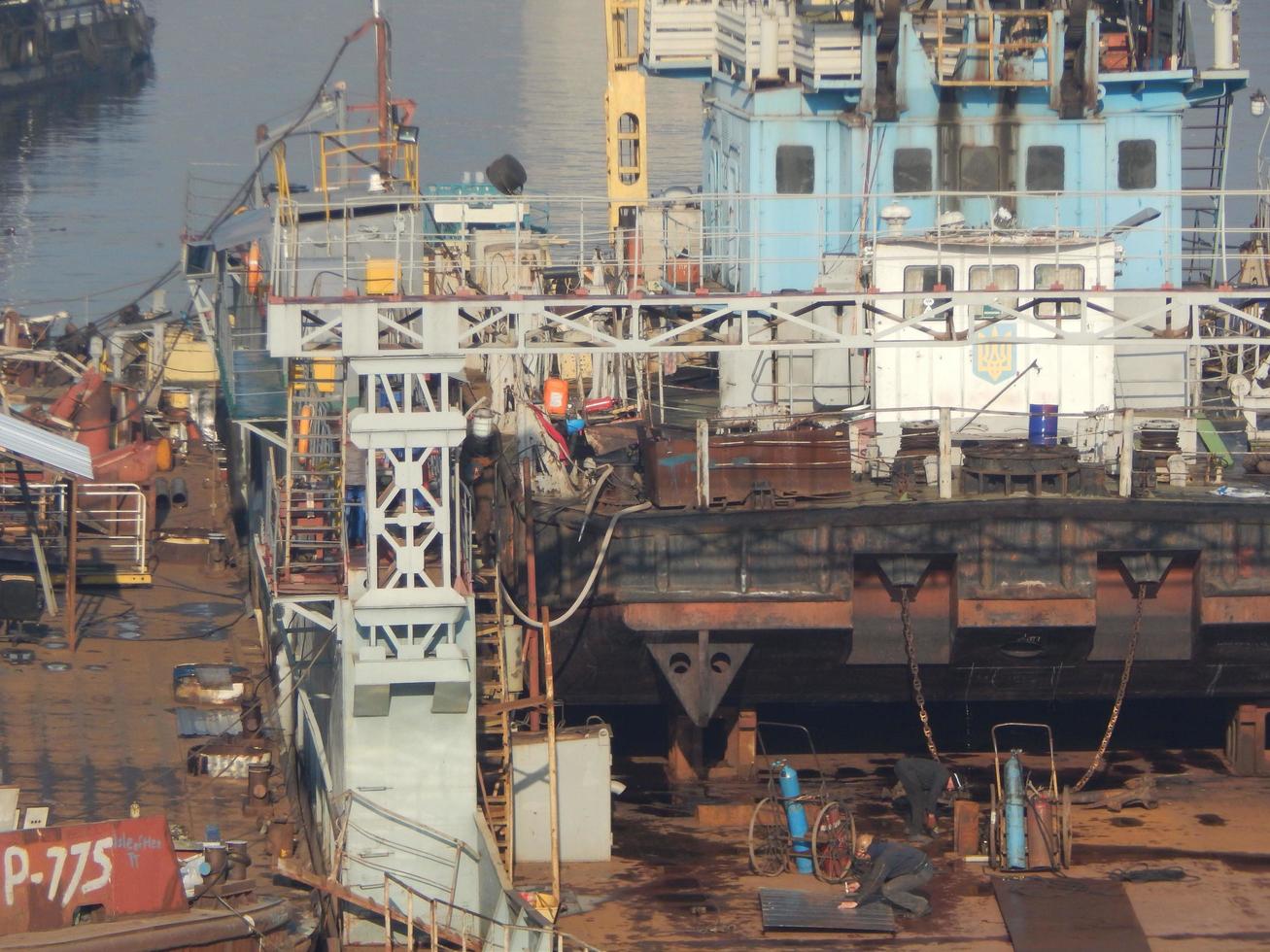 impianti portuali in zona industriale foto