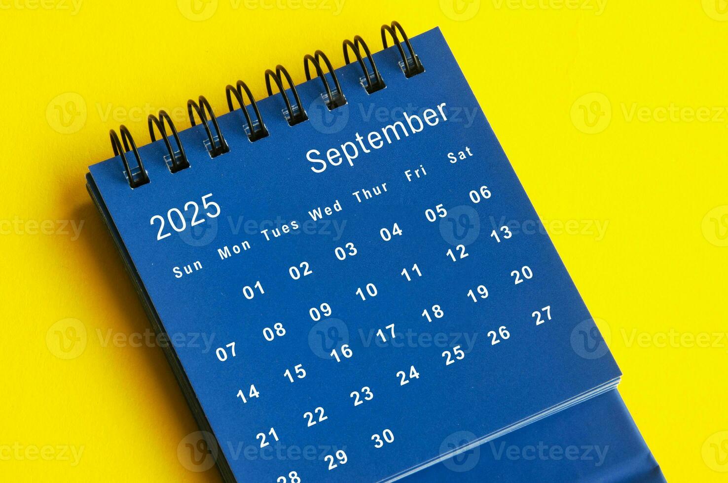 settembre 2025 blu scrivania calendario su giallo copertina sfondo. foto