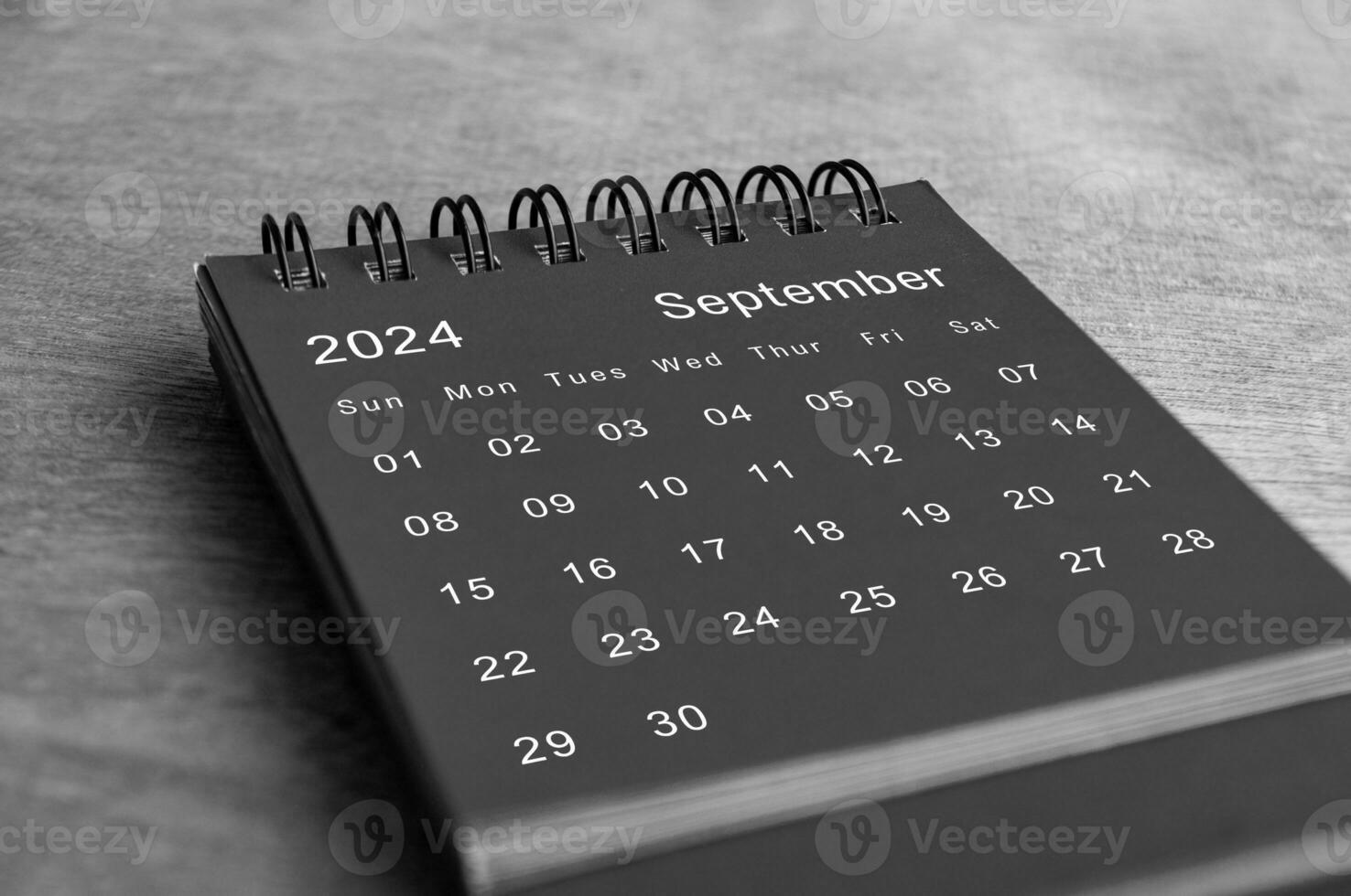 nero e bianca settembre 2024 scrivania calendario su di legno scrivania. nuovo mese e calendario concetto foto