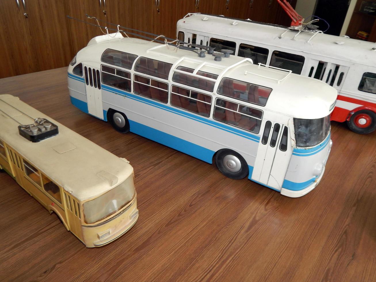 modelli di filobus, modelli di trasporto elettrico urbano foto