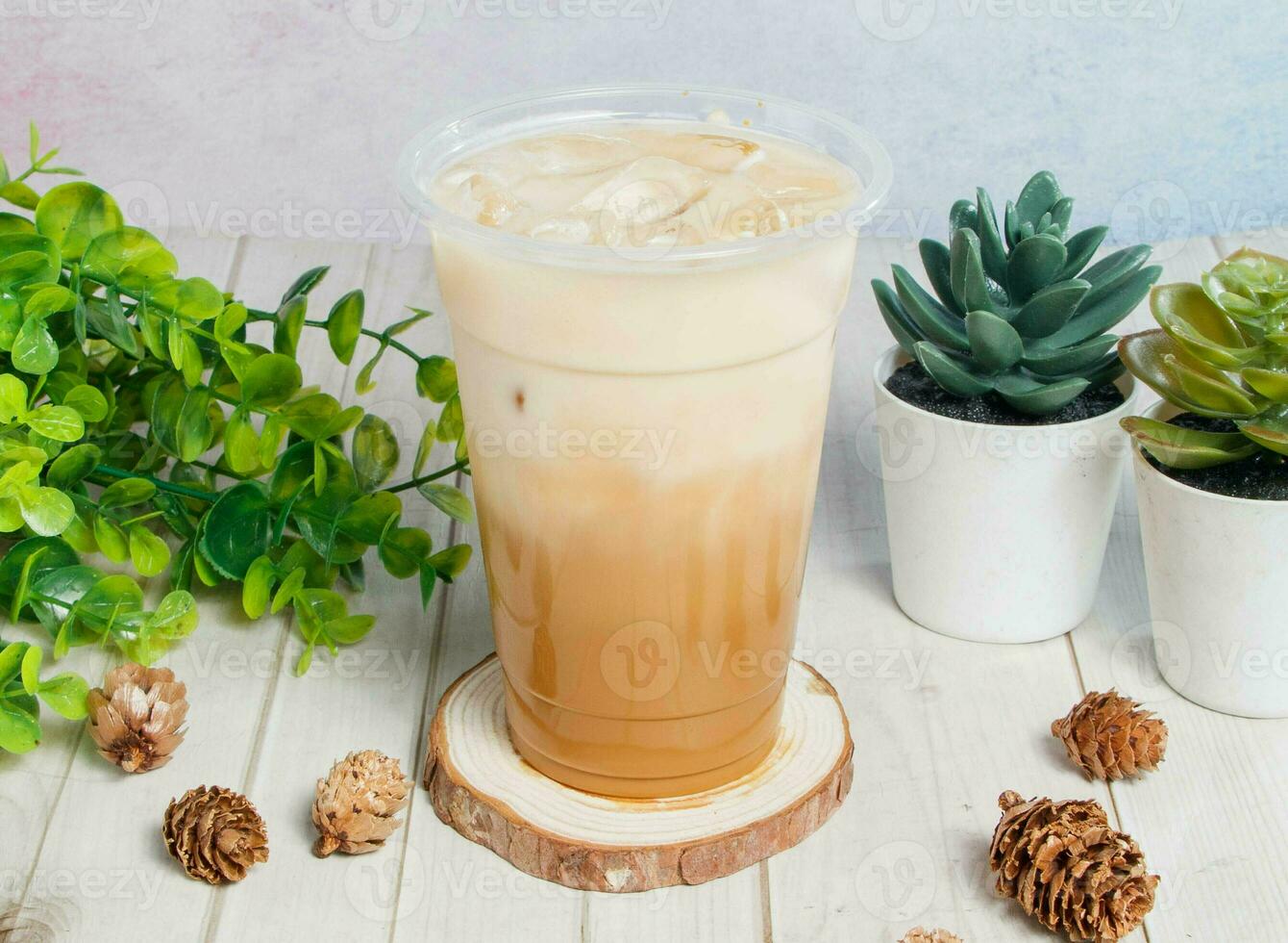 speciale ghiaccio latte macchiato servito om monouso bicchiere isolato su di legno tavola superiore Visualizza di hong kong bevanda foto