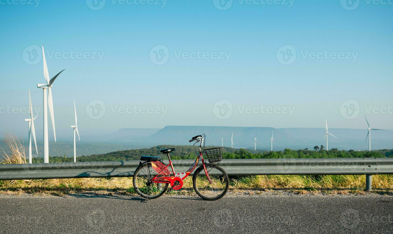 pulito energia concetti biciclette e vento turbine produrre elettricità. foto