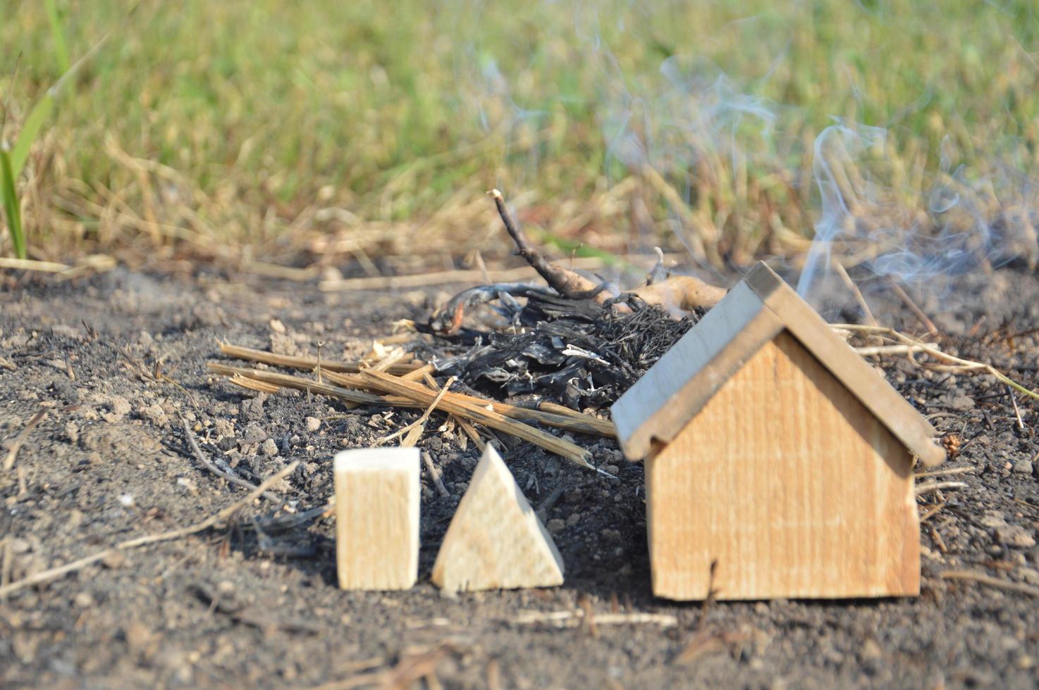 la casa di famiglia in legno è in fiamme foto