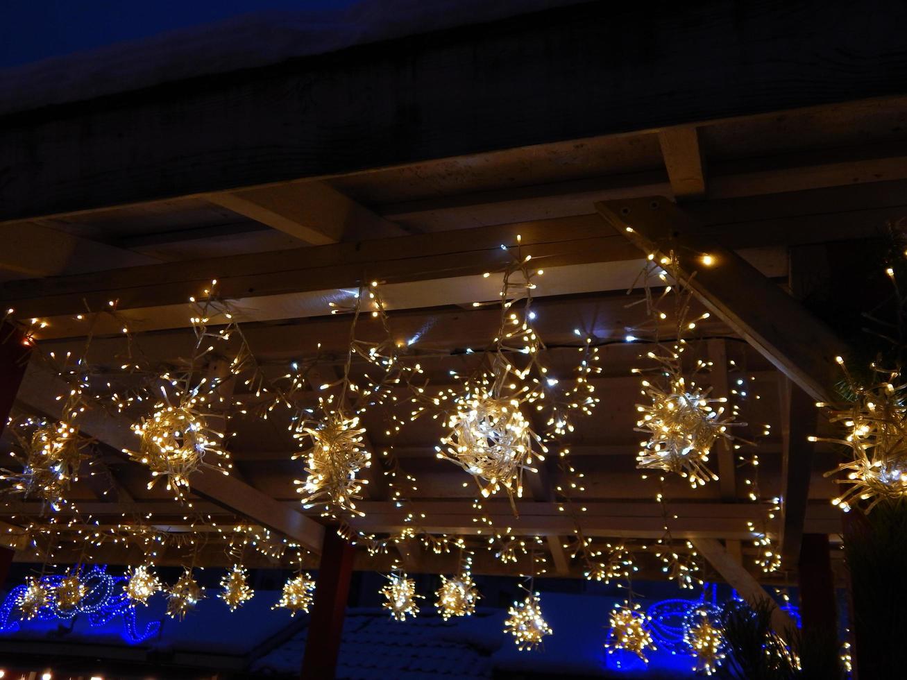 ghirlande e addobbi per le feste di natale e capodanno foto