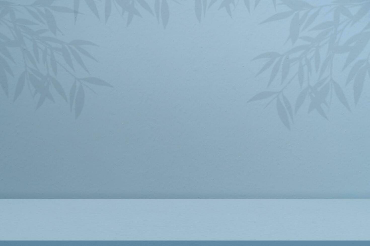 blu sfondo, vuoto studio camera con leggero, bambù le foglie ombra su parete struttura superficie, vuota calcestruzzo camera sfondo modello per Prodotto presente, piattaforma design per cosmetico nel primavera estate bandiera foto