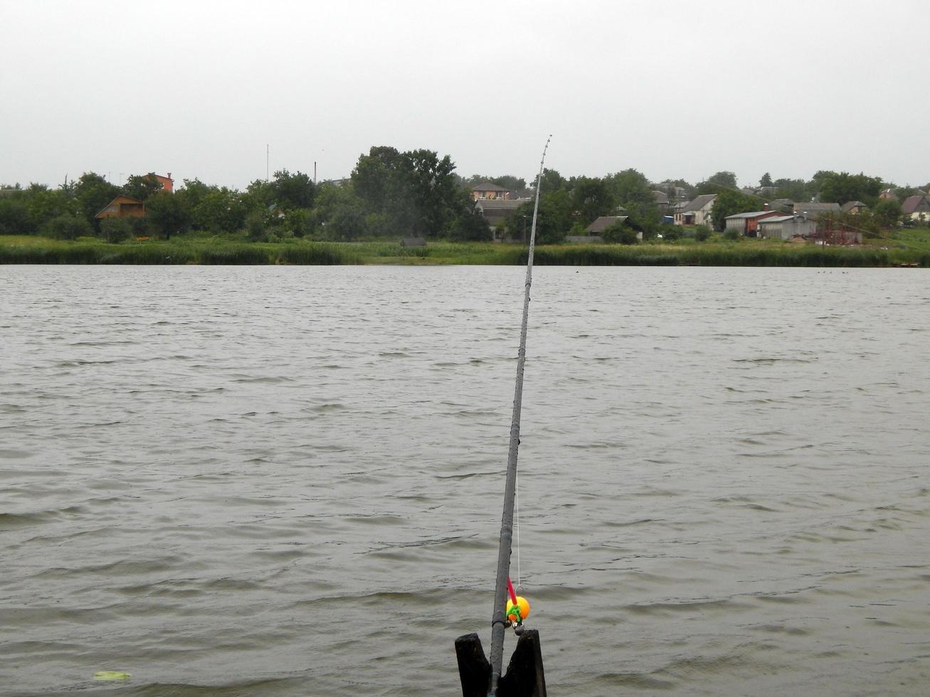 arnesi da pesca per canne da pesca, galleggianti, reti foto