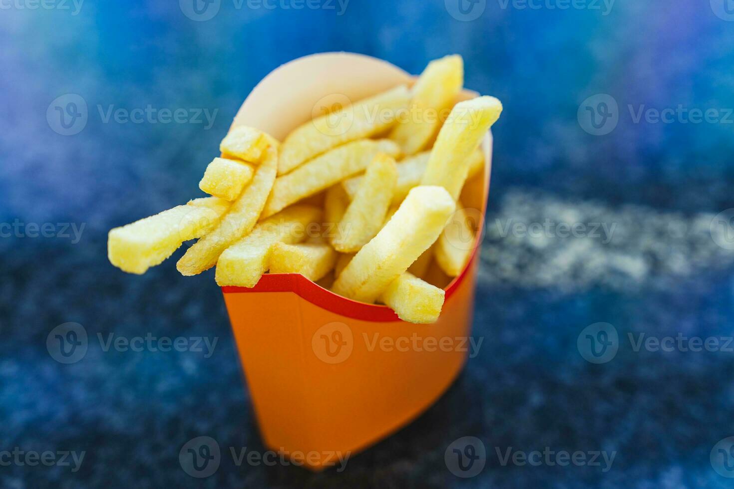 gustoso e croccante francese patatine fritte nel un' tradizionale carta tazza, Perfetto per spuntini e veloce cibo Gli amanti foto