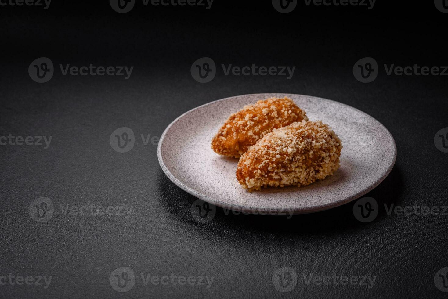 delizioso fresco cotoletta o polpetta kiev stile con Riempimento foto