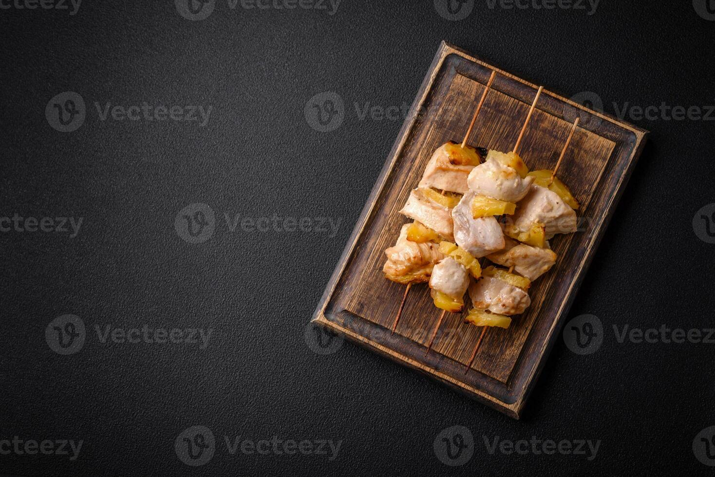 delizioso pollo o tacchino kebab con ananas pezzi su spiedini foto