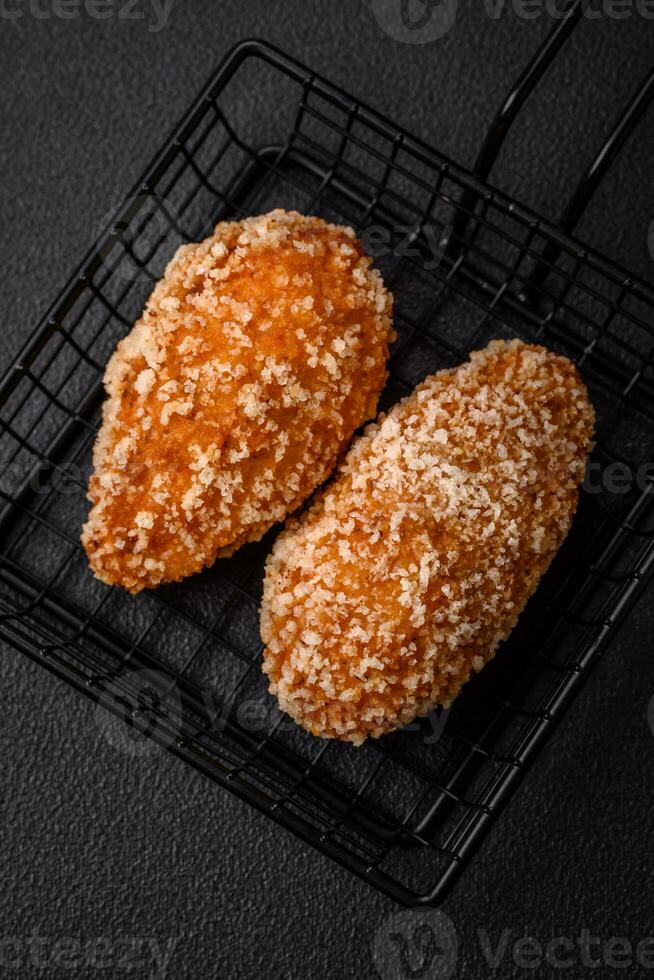 delizioso fresco cotoletta o polpetta kiev stile con Riempimento foto