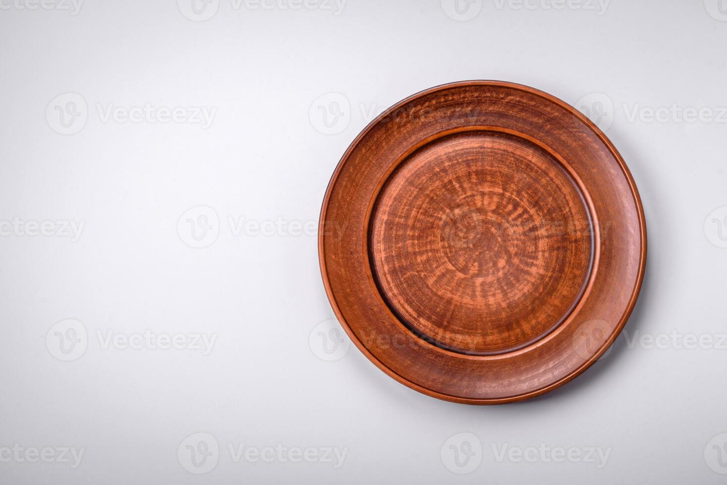 vuoto il giro ceramica piatto su un' pianura sfondo, flatley con copia spazio foto