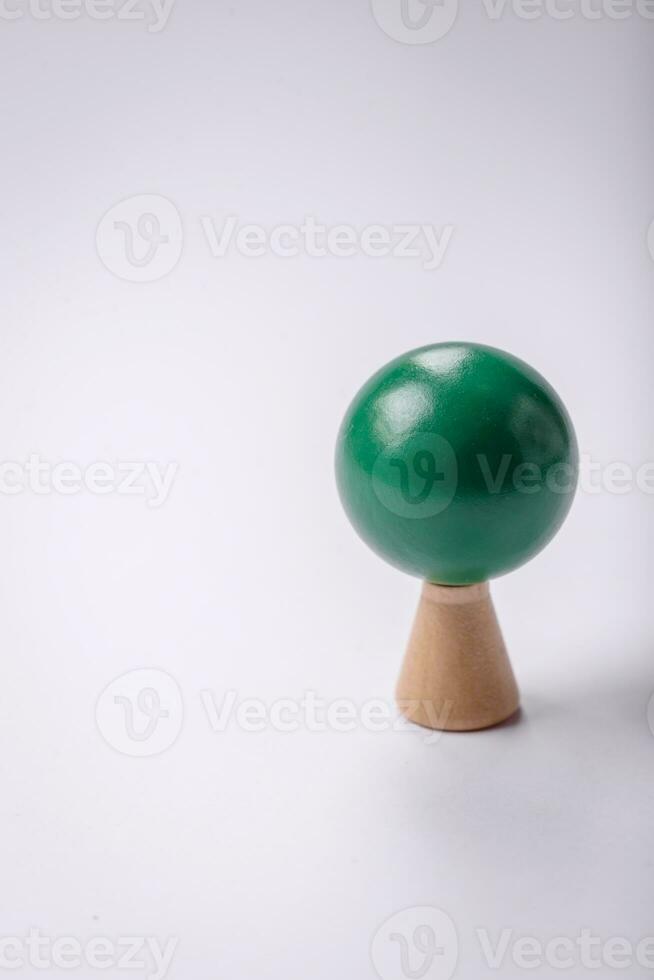 di legno modello di un' albero con un' verde corona e tronco su un' bianca sfondo foto