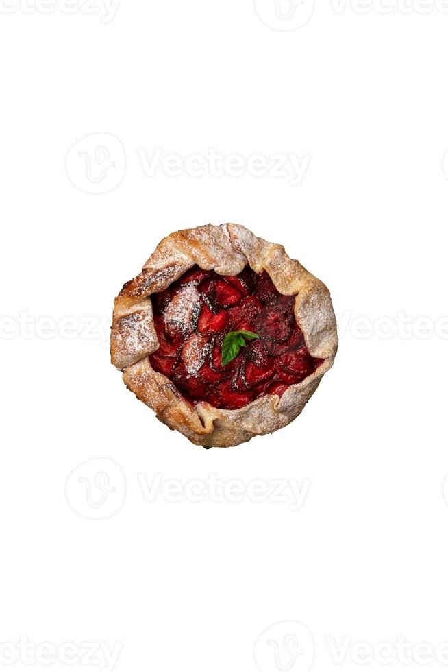 delizioso fresco dolce fatti in casa rustico stile fragola crostata foto