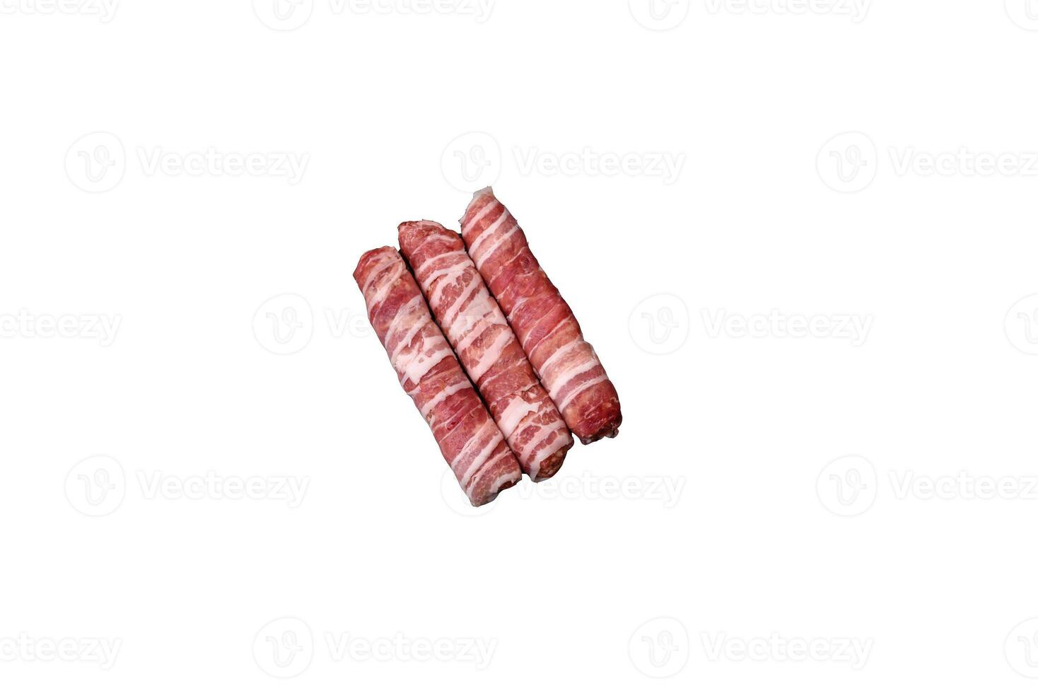 crudo tritato carne avvolto nel Bacon con sale e spezie o cevapcici foto