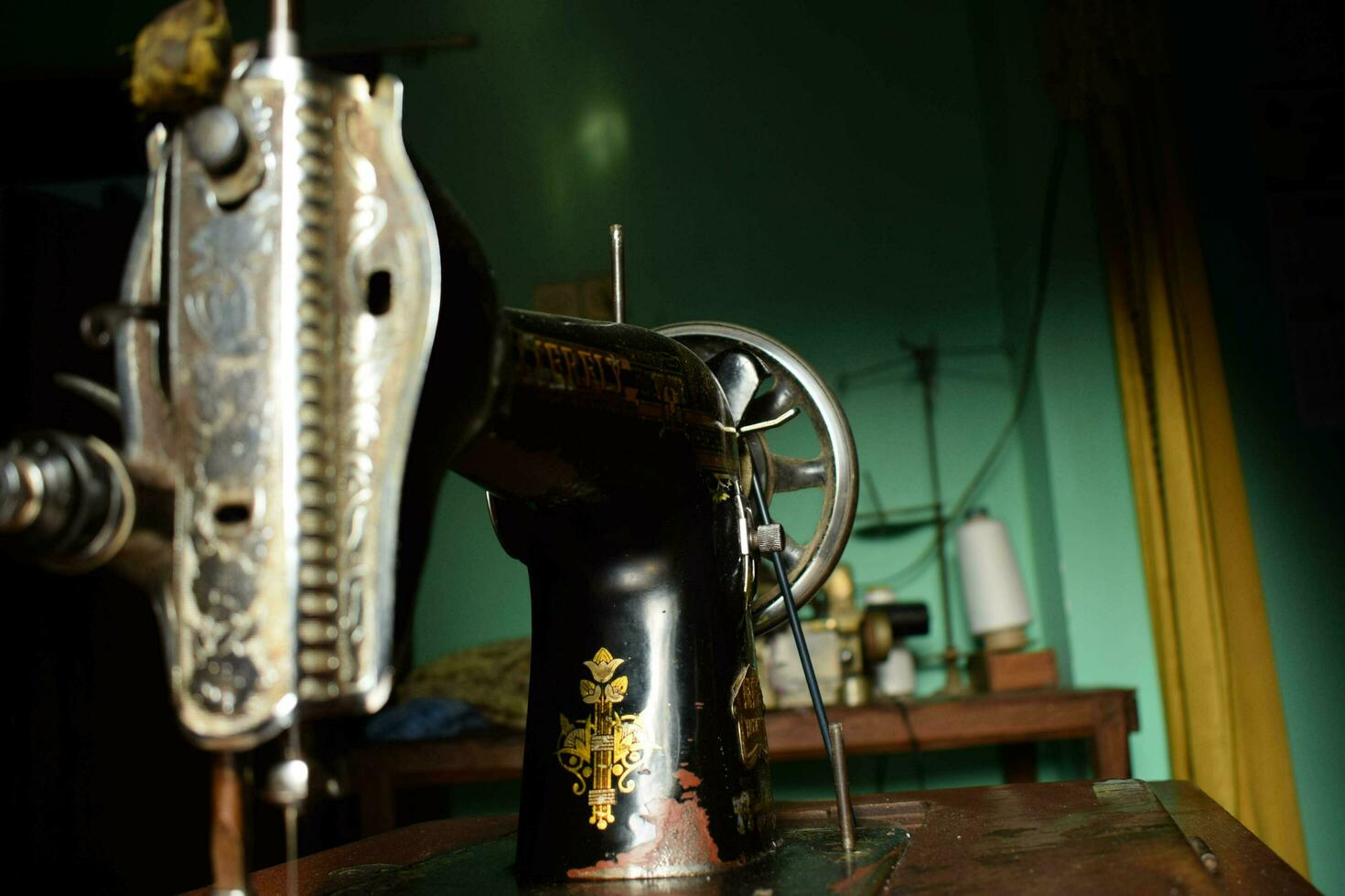 tubano, Indonesia. settembre 7, 2023. un antico farfalla cucire macchina su il di legno scrivania. Vintage ▾, vecchio, retrò cucire macchina foto