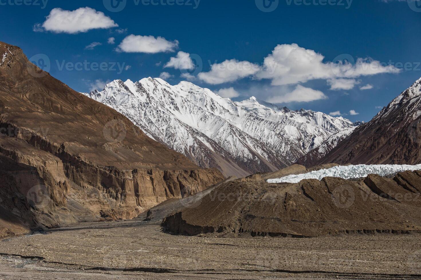 ghiacciaio nelle montagne di karakorum regione shimshal paesaggio secco foto