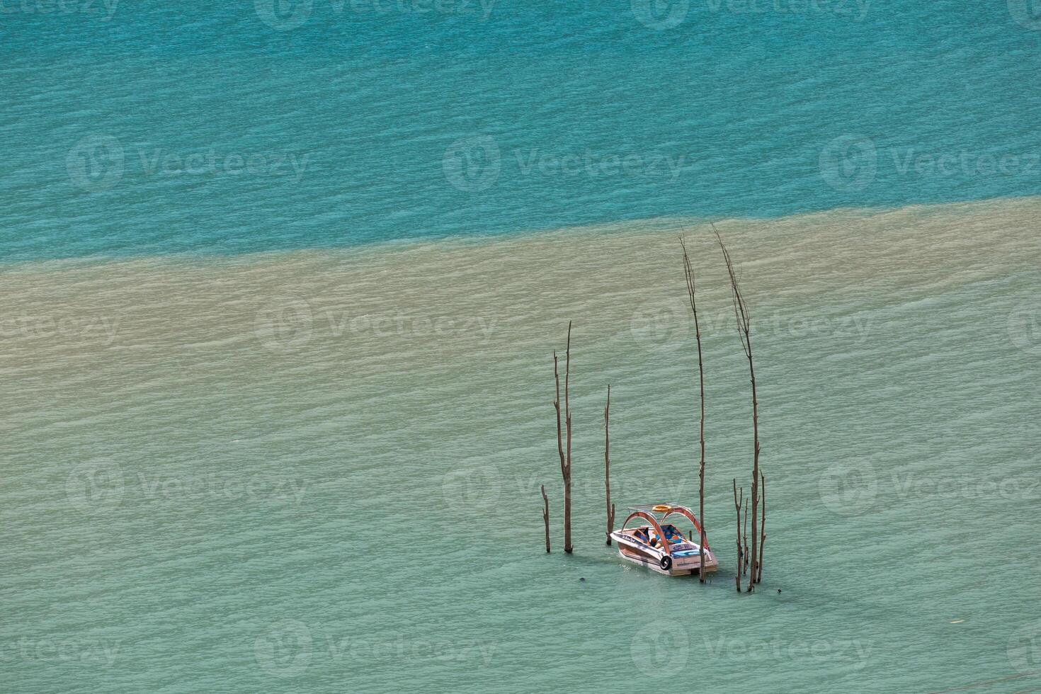 barca acqua turchese del lago di montagna alberi allagati foto
