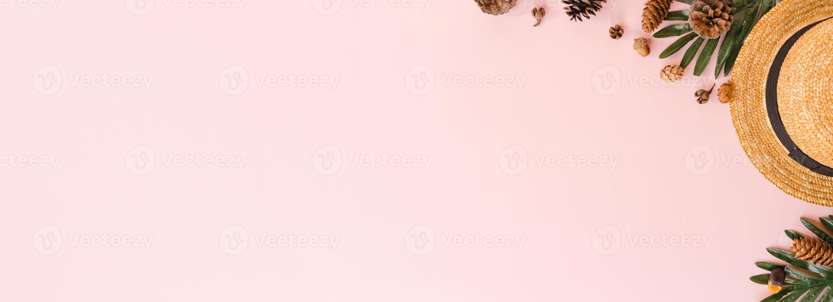 piatto creativo di viaggio vacanza primavera o estate moda tropicale. vista dall'alto accessori da spiaggia su sfondo di colore rosa pastello. banner panoramico con copia spazio per testo e area pubblicitaria. foto