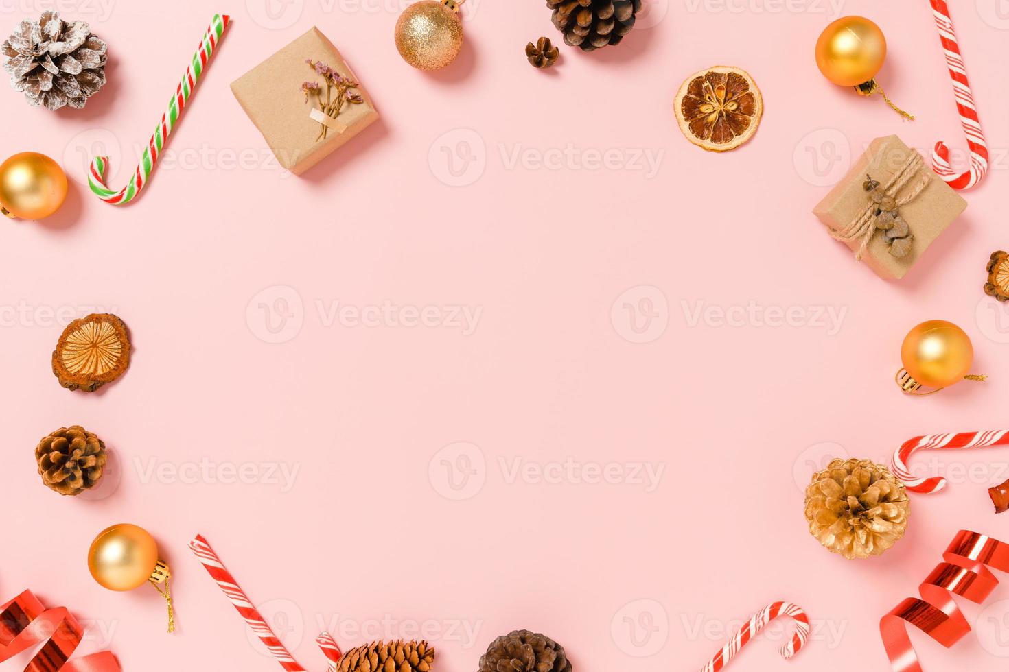 minima disposizione piatta creativa della composizione tradizionale natalizia e delle festività natalizie di capodanno. vista dall'alto decorazioni natalizie invernali su sfondo rosa con spazio vuoto per il testo. copia spazio fotografico. foto