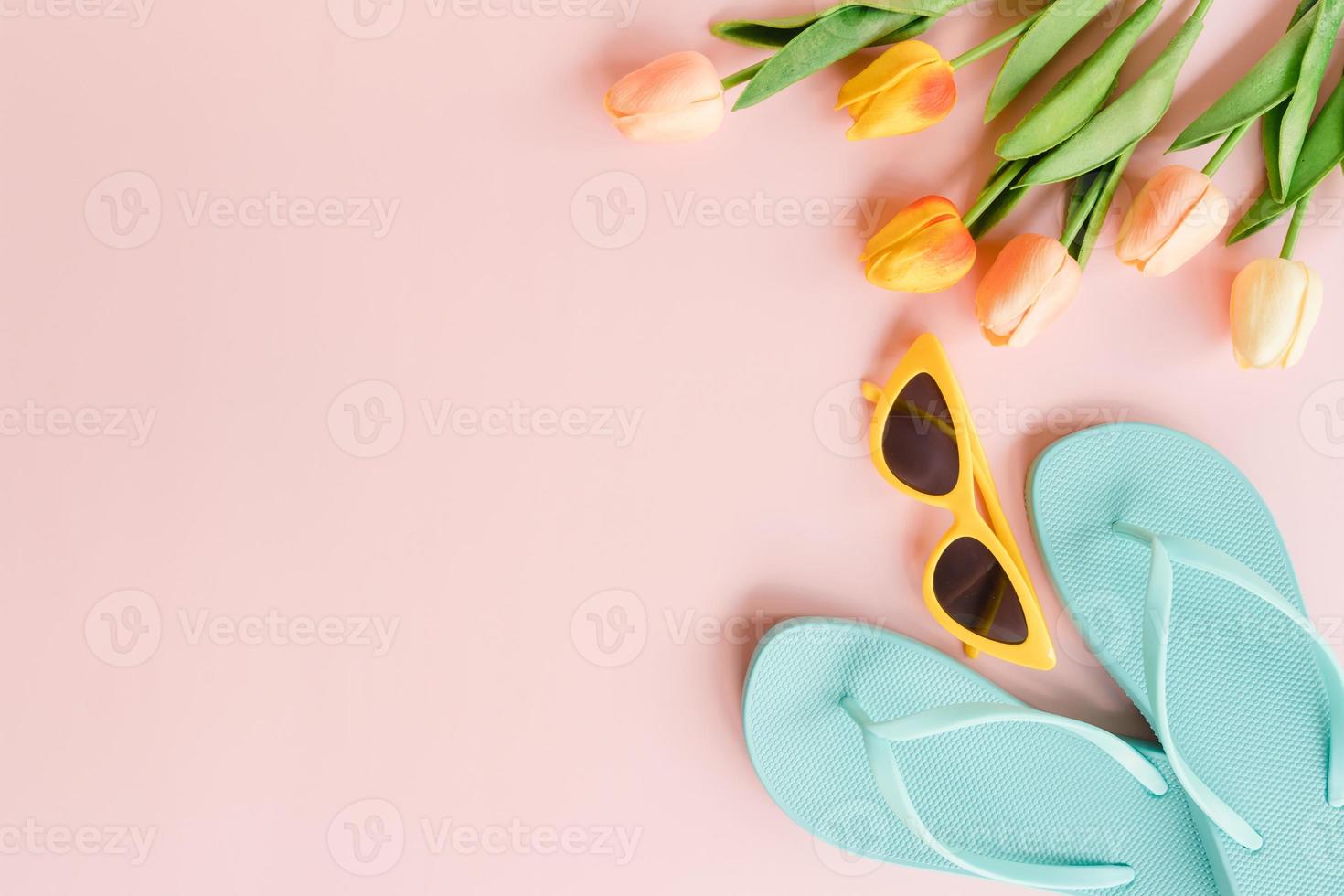 foto piatta creativa di viaggi vacanza primavera o estate moda tropicale. vista dall'alto accessori da spiaggia su sfondo di colore rosa pastello con spazio vuoto per il testo. vista dall'alto copia spazio fotografico.