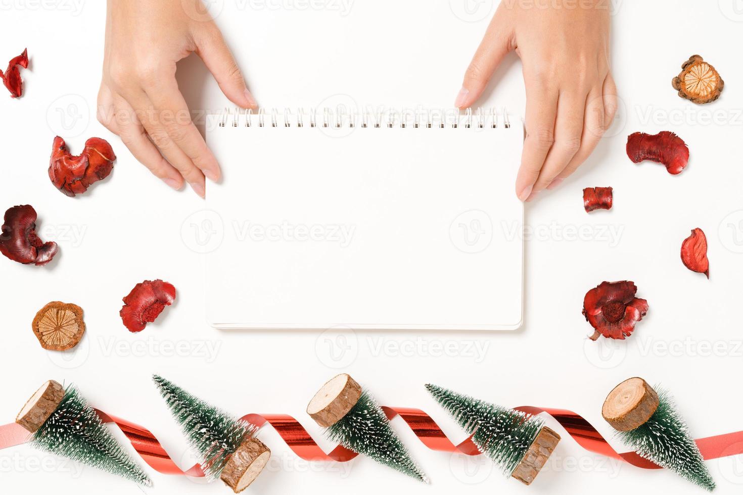 minimo piatto creativo laici della composizione tradizionale natalizia invernale e delle festività natalizie di capodanno. vista dall'alto mockup aperto taccuino nero per il testo su sfondo bianco. simulare e copiare la fotografia spaziale. foto