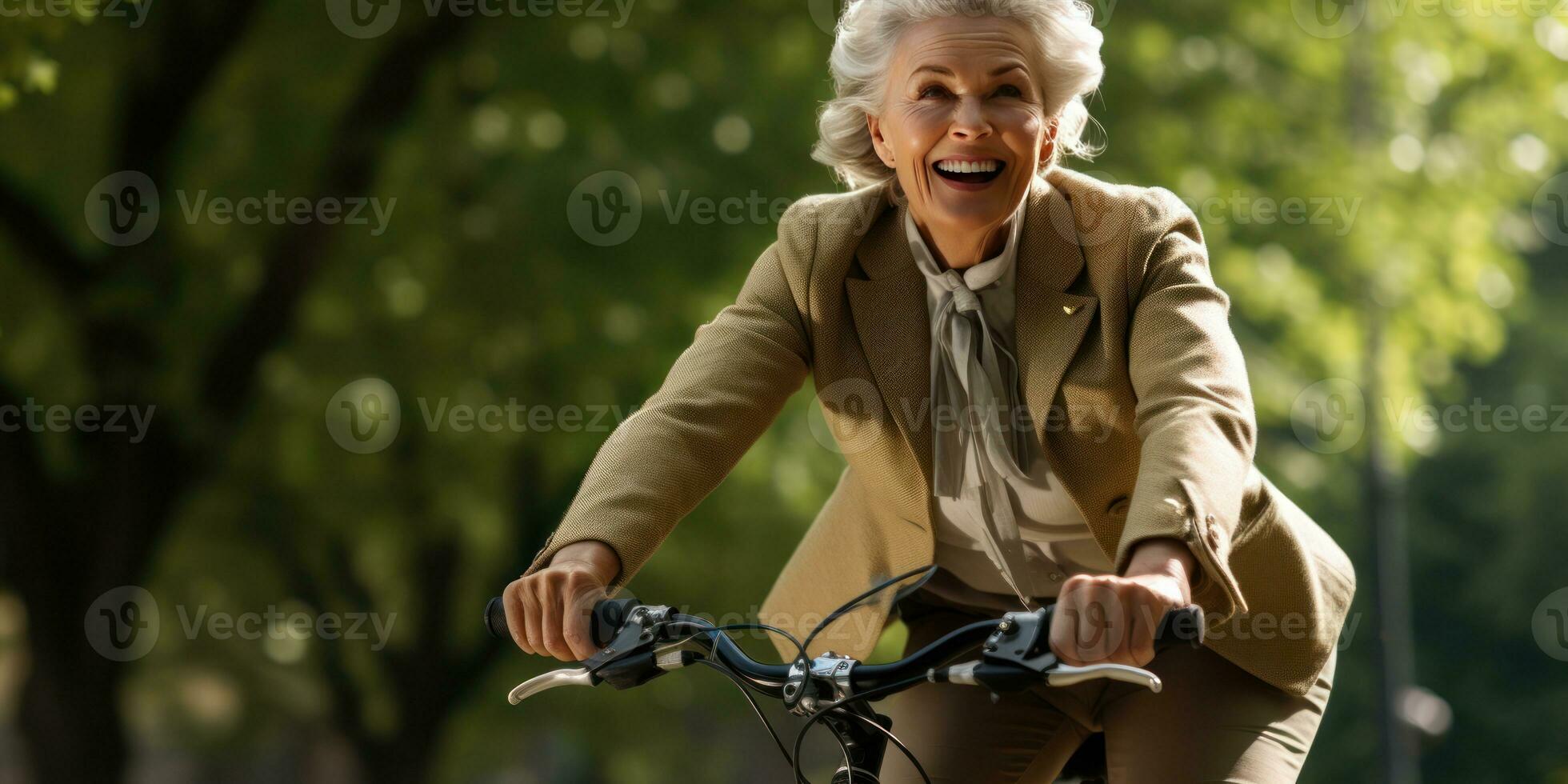 ai generato anziano donna con gioia Ciclismo nel parco, argento capelli, luce del sole. ai generativo. foto