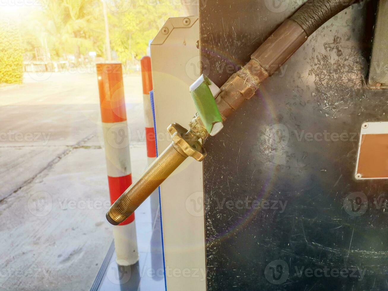 avvicinamento gas distributore per automobile a gas stazione su sfocato con sole bagliore e lente bagliore sfondo. foto