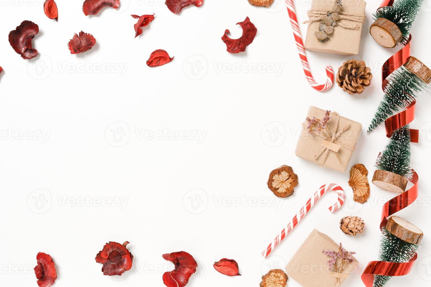 minima disposizione piatta creativa della composizione tradizionale natalizia e delle festività natalizie di capodanno. vista dall'alto decorazioni natalizie invernali su sfondo bianco con spazio vuoto per il testo. copia spazio fotografico. foto