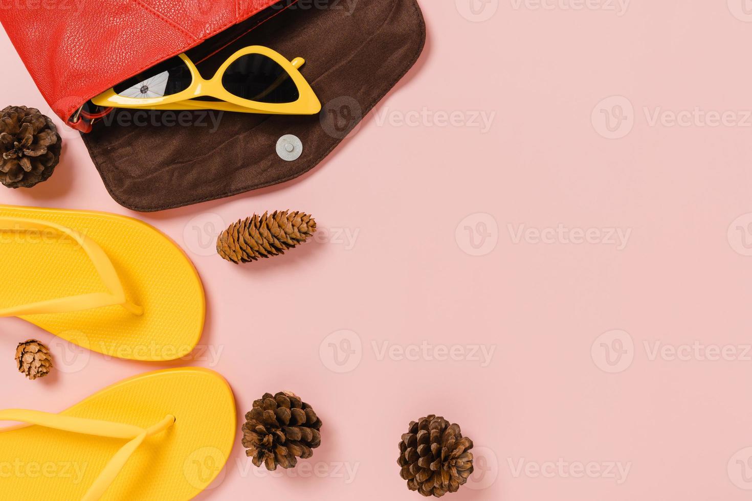 foto piatta creativa di viaggi vacanza primavera o estate moda tropicale. vista dall'alto accessori da spiaggia su sfondo di colore rosa pastello con spazio vuoto per il testo. vista dall'alto copia spazio fotografico.