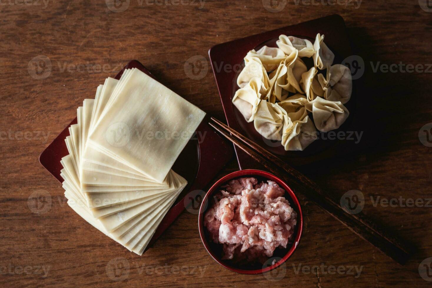 superiore Visualizza di crudo Cinese gnocco e tritare Maiale, ingrediente per cucinando su di legno tavolo foto