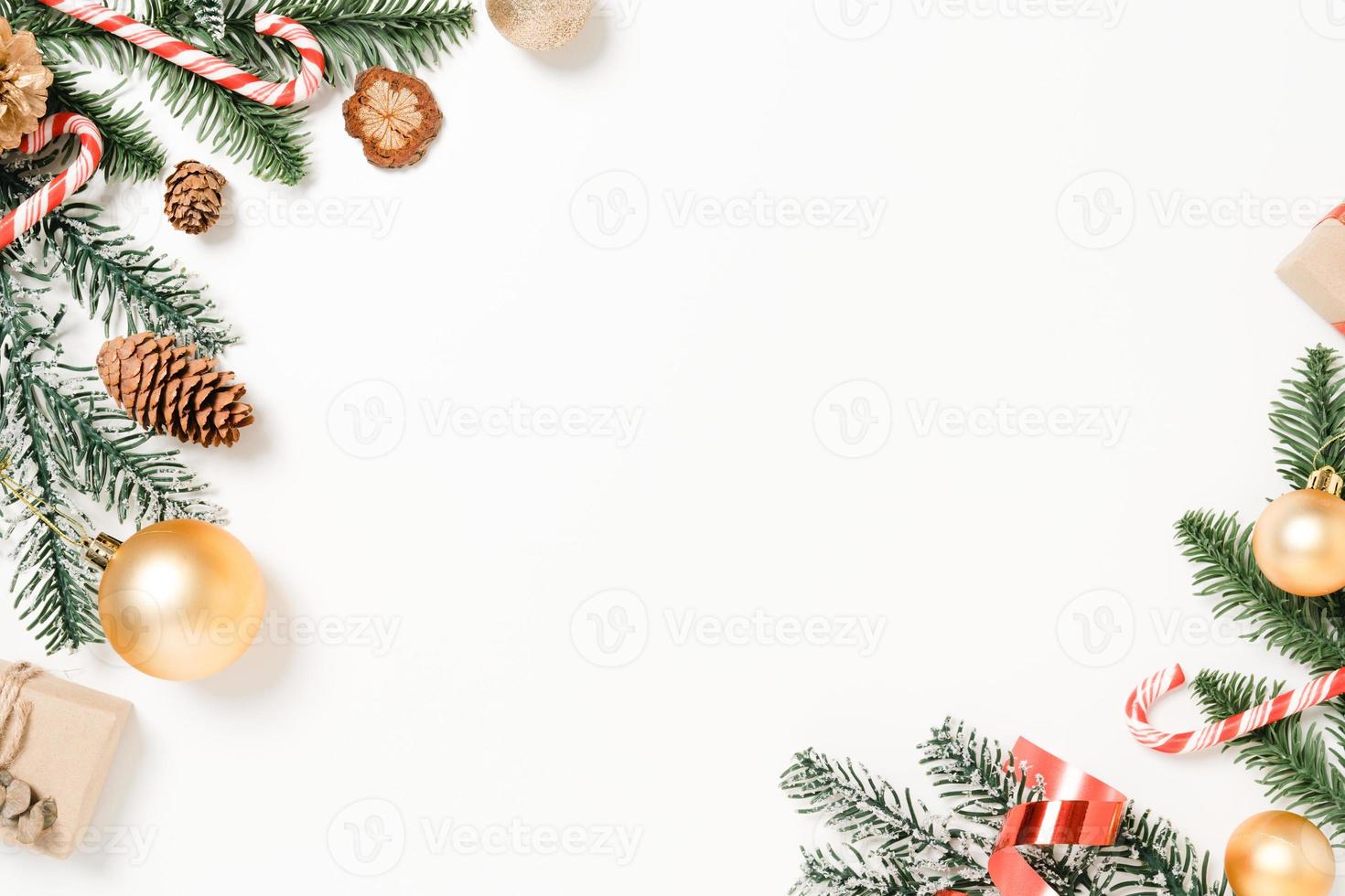 minima disposizione piatta creativa della composizione tradizionale natalizia e delle festività natalizie di capodanno. vista dall'alto decorazioni natalizie invernali su sfondo bianco con spazio vuoto per il testo. copia spazio fotografico. foto