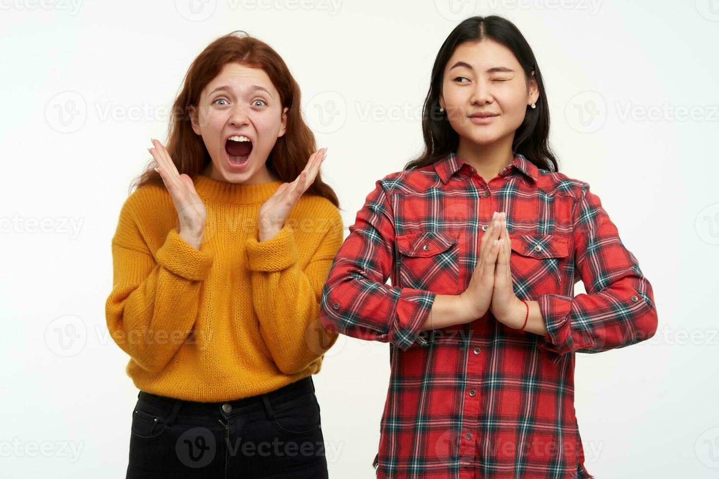 ritratto di asiatico e caucasico gli amici. persone e stile di vita concetto. ragazza provando per meditare mentre sua amico urla. indossare casuale vestito. Guardando a il telecamera, isolato al di sopra di bianca sfondo foto