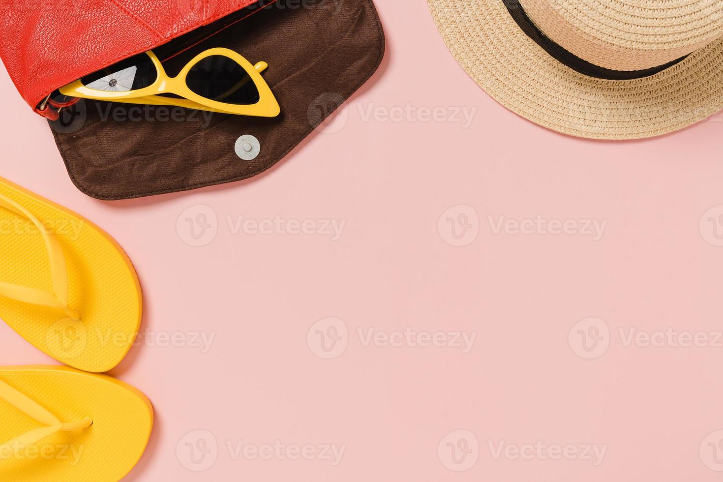 foto piatta creativa di viaggi vacanza primavera o estate moda tropicale. vista dall'alto accessori da spiaggia su sfondo di colore rosa pastello con spazio vuoto per il testo. vista dall'alto copia spazio fotografico.
