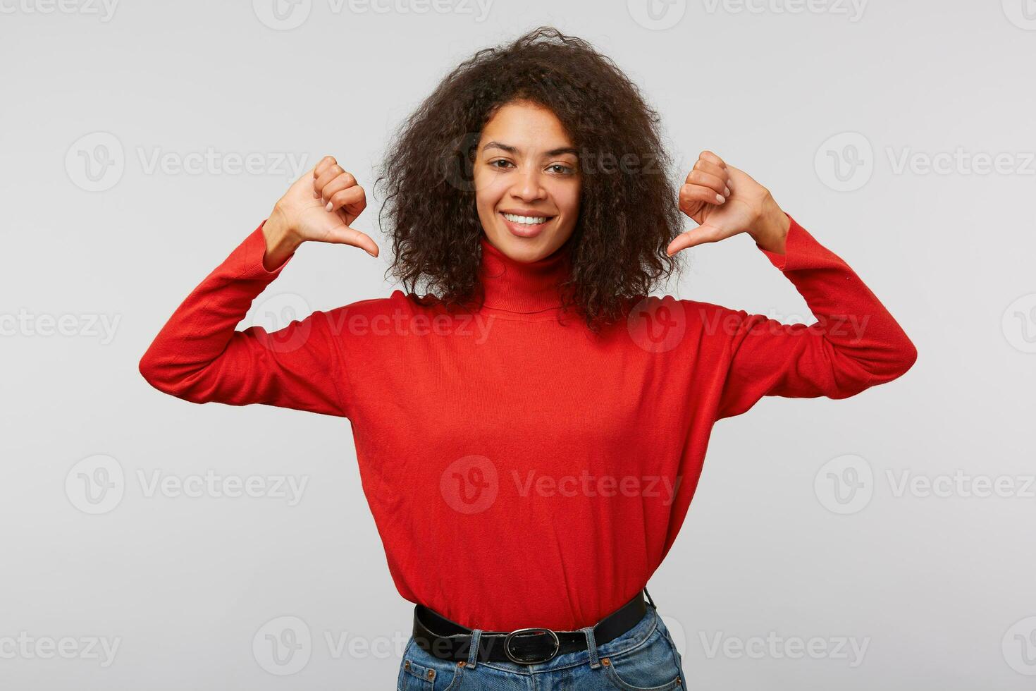 vicino su foto di sorprendente bellissimo africano americano signora con pollici dita puntamento se stessa detto io amore me stessa io am migliore. indossare rosso manica lunga maglione isolato bianca sfondo