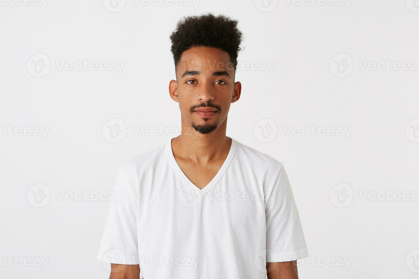 avvicinamento di fiducioso attraente africano americano giovane uomo con afro acconciatura foto