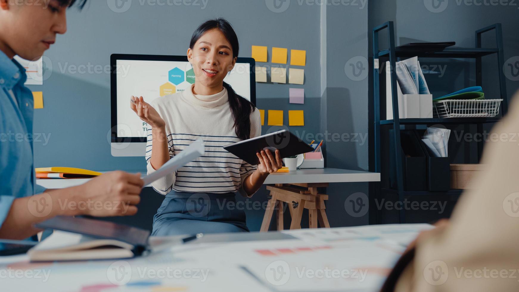 felici giovani uomini d'affari e donne d'affari dell'Asia incontro di brainstorming di alcune nuove idee sul progetto al suo partner che lavora insieme pianificazione della strategia di successo godetevi il lavoro di squadra in un piccolo ufficio moderno. foto