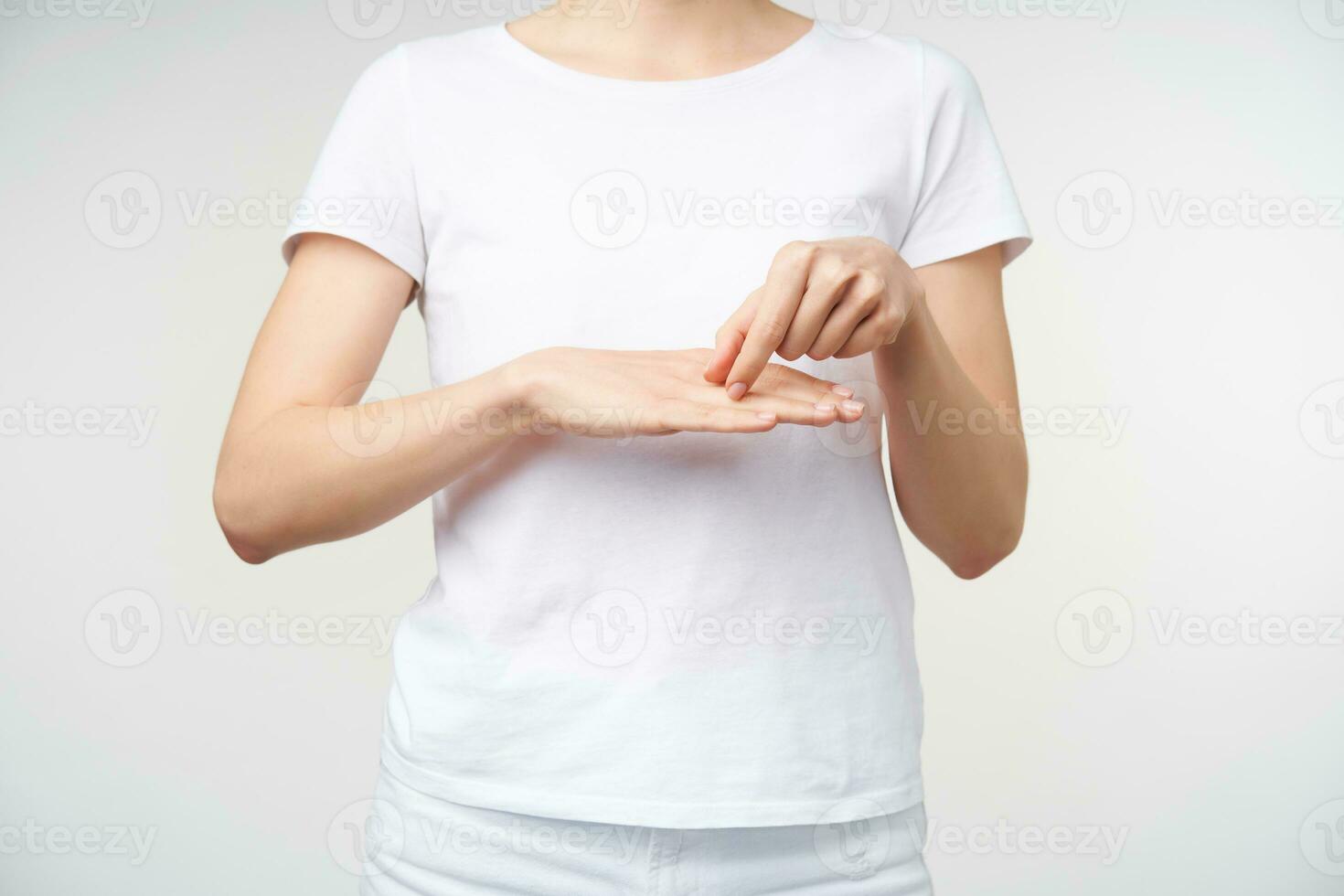 ritagliata tiro di femminile mani mostrando parola moglie e marito utilizzando sigla linguaggio, in posa al di sopra di bianca sfondo. mano gesti di persone con udito menomazione foto