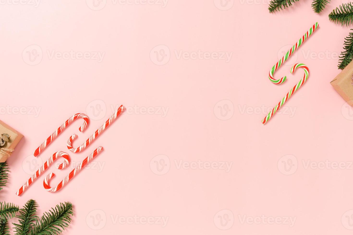 minima disposizione piatta creativa della composizione tradizionale natalizia e delle festività natalizie di capodanno. vista dall'alto decorazioni natalizie invernali su sfondo rosa con spazio vuoto per il testo. copia spazio fotografico. foto