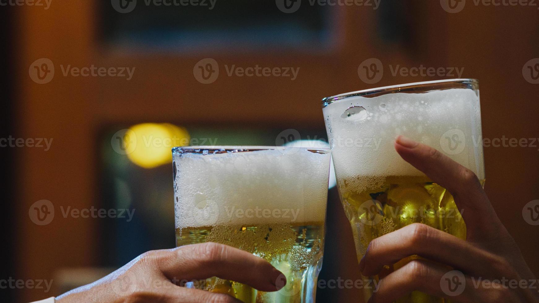 gruppo di turisti felici giovani amici asiatici che bevono alcolici o birra artigianale e fanno festa in un night club al khao san road. viaggiatore zaino in spalla asia persone viaggiano a bangkok, thailandia. foto