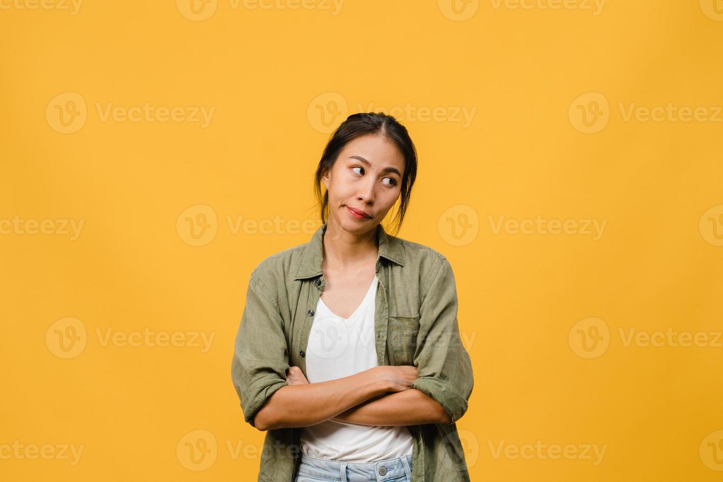 ritratto di giovane donna asiatica con espressione negativa, urla eccitata, pianto emotivo arrabbiato in abbigliamento casual isolato su sfondo giallo con spazio vuoto per la copia. concetto di espressione facciale. foto