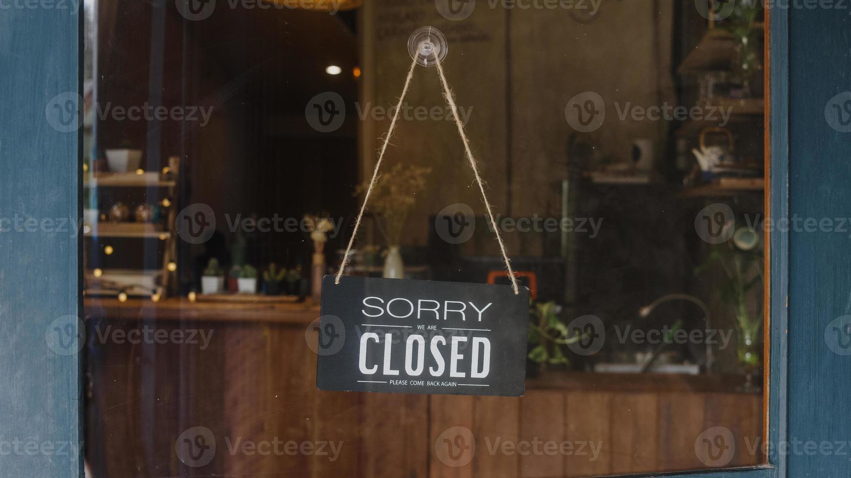 scusate se siamo chiusi segno retrò vintage in bianco e nero su un caffè con porta di vetro dopo la quarantena di blocco del coronavirus. proprietario piccola impresa, cibo e bevande, concetto di crisi finanziaria aziendale. foto