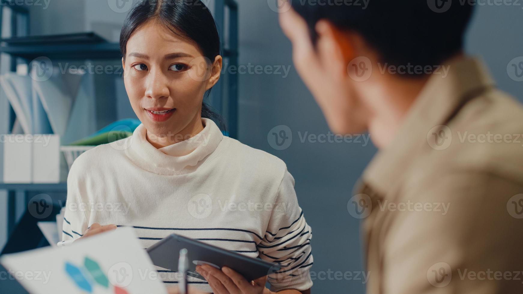 felici giovani uomini d'affari e donne d'affari dell'Asia incontro di brainstorming di alcune nuove idee sul progetto al suo partner che lavora insieme pianificazione della strategia di successo godetevi il lavoro di squadra in un piccolo ufficio moderno. foto