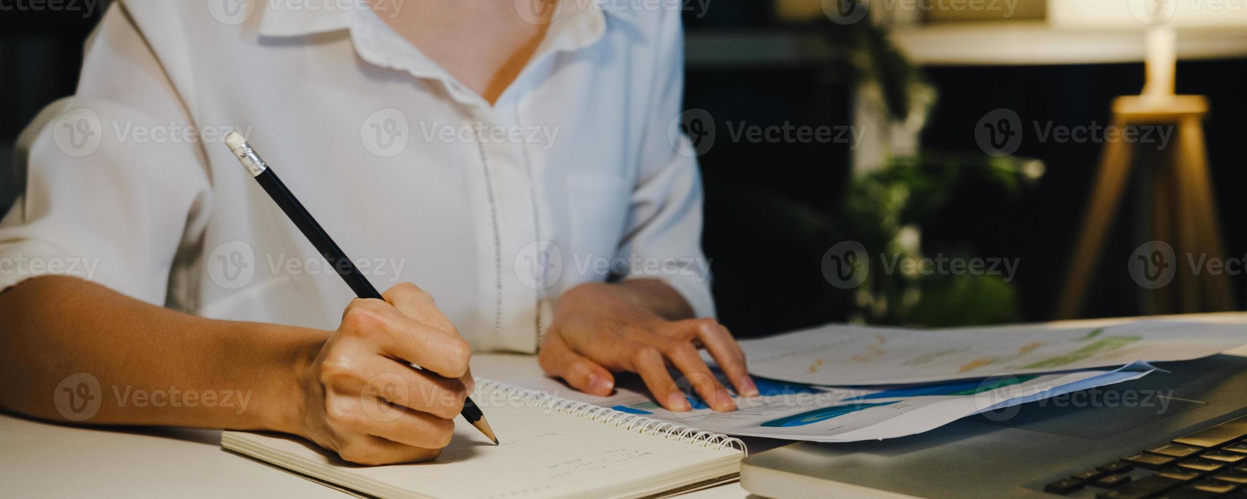 freelance asia lady utilizzando laptop duro lavoro nel soggiorno di casa. lavoro da casa sovraccarico di notte, da remoto, quarantena per la prevenzione del virus corona. sfondo banner panoramico con spazio di copia. foto