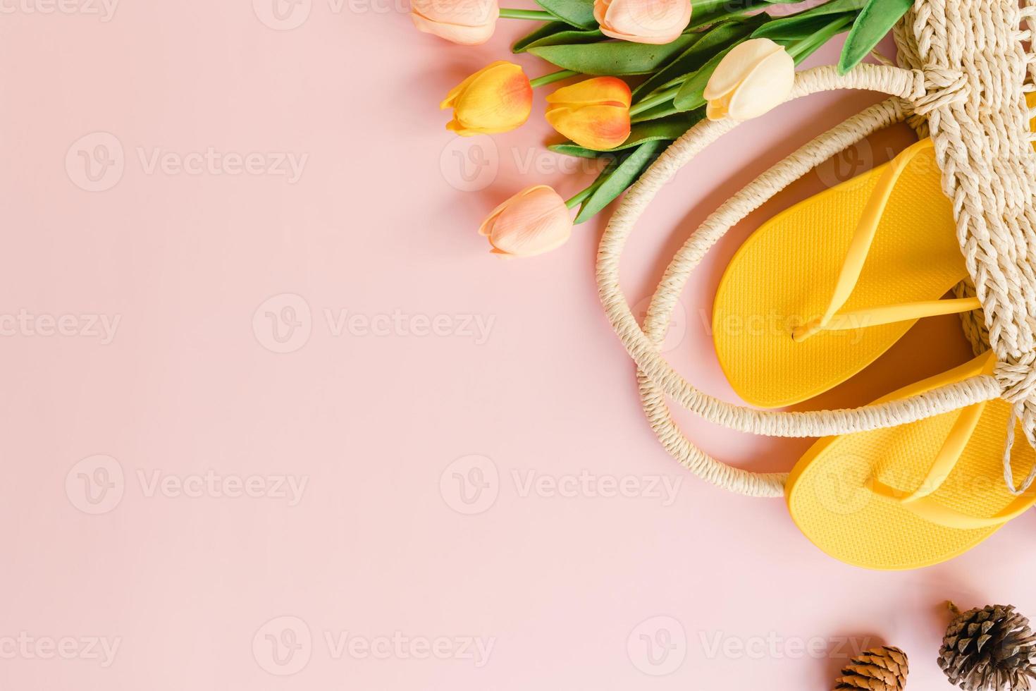 foto piatta creativa di viaggi vacanza primavera o estate moda tropicale. vista dall'alto accessori da spiaggia su sfondo di colore rosa pastello con spazio vuoto per il testo. vista dall'alto copia spazio fotografico.