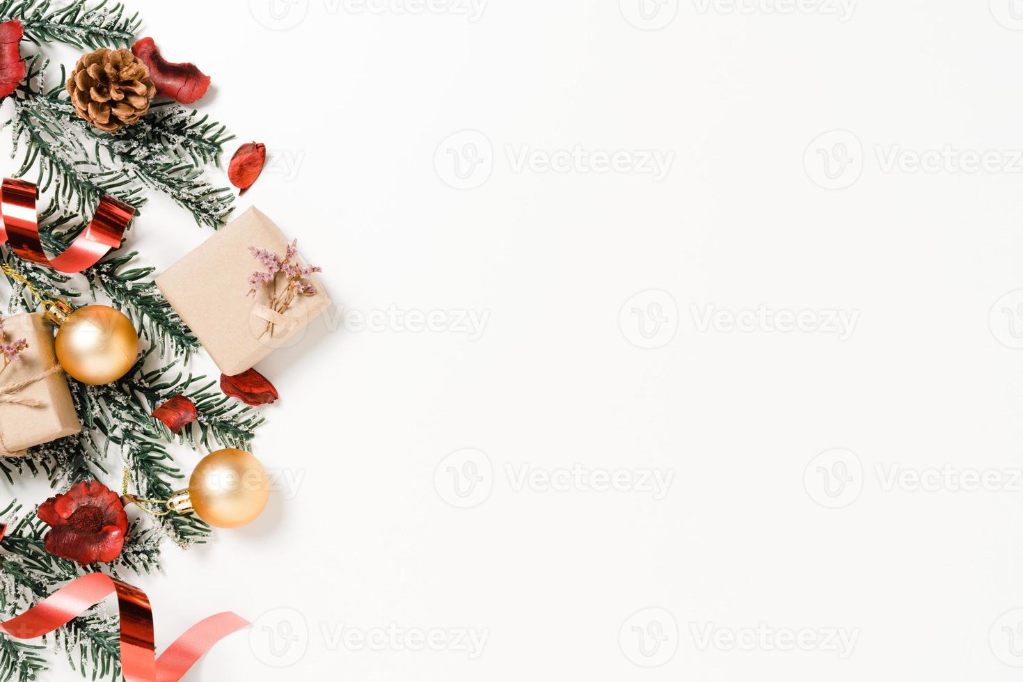 minima disposizione piatta creativa della composizione tradizionale natalizia e delle festività natalizie di capodanno. vista dall'alto decorazioni natalizie invernali su sfondo bianco con spazio vuoto per il testo. copia spazio fotografico. foto