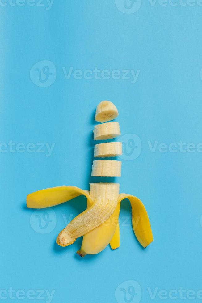 banana affettata sul blu foto